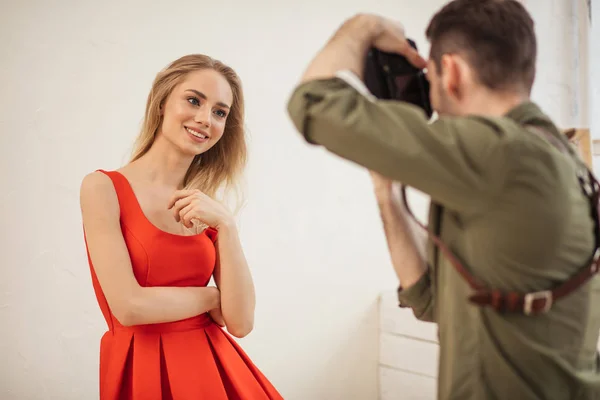 Lovely model poses for a photographer at a studio — Stock Photo, Image