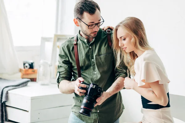 Ernster Typ und Mädchen, die ein Problem mit einer Kamera haben — Stockfoto