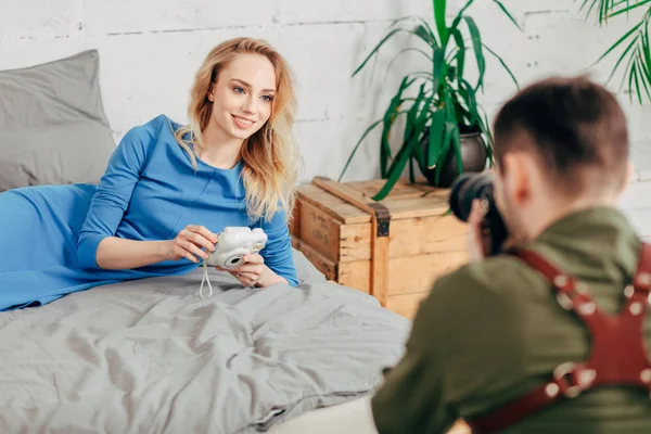 Lächelndes elegantes Mädchen in stilvollem Kleid posiert für den Fotografen — Stockfoto