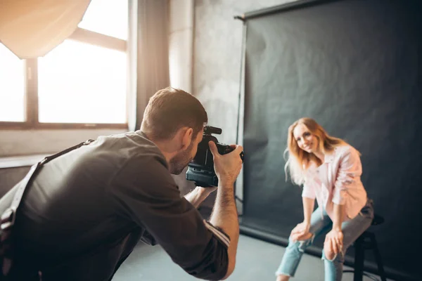 Affascinante ragazza in jeans di moda e giacca rosa prendendo parte a una sessione di foto — Foto Stock