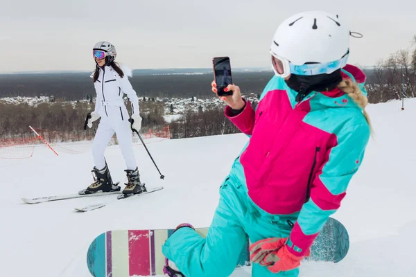 Dos chica divertida disfrutando de sesión de fotos en las montañas —  Fotos de Stock