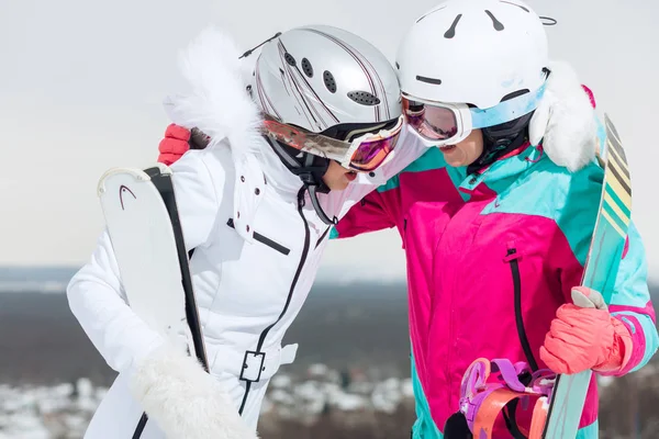 Chicas elegantes que tienen un estado de ánimo positivo durante el descanso en la estación de esquí —  Fotos de Stock