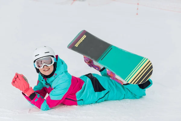 Ehrfürchtig charmante junge Frau, die sich im Skigebiet erholt — Stockfoto