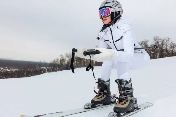 Atractiva chica en forma disfruta esquiando —  Fotos de Stock