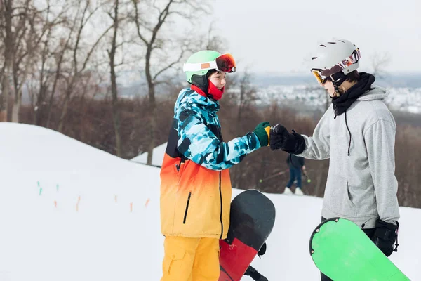 Vrouw en man vrienden maken tijdens de wintervakantie — Stockfoto