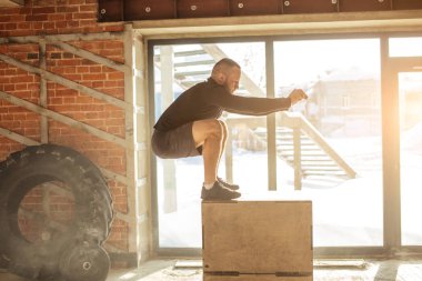 Atletik beyaz adam plyo kutusu atlama egzersiz crossfit egzersiz sırasında performans