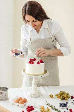 neşeli çekici kız pasta dekorasyon kadar yapma