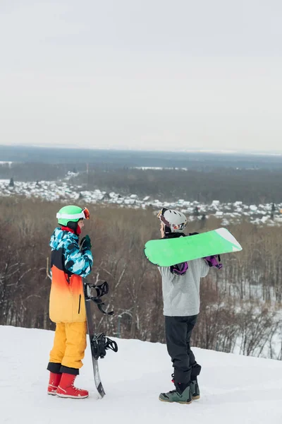 Dos ambiciosos snowboarders compartiendo experiencias al aire libre —  Fotos de Stock