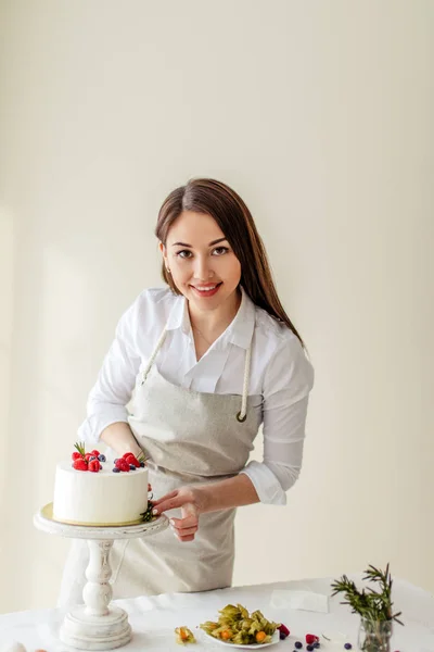 Sonriente chica ofrece fresco delicioso postre —  Fotos de Stock