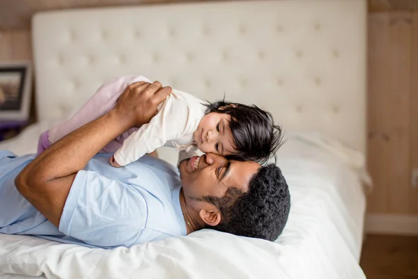 Happy father embracing his sweet child — Stock Photo, Image