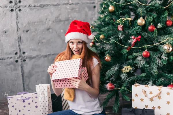 Positiv snygg tjej öppna ask med julklapp — Stockfoto