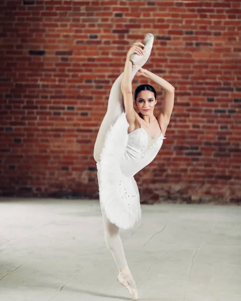 Jolie fille faire de l'exercice dans le studio de ballet — Photo