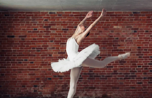 Super tanečnice skákání přes bílé pozadí — Stock fotografie