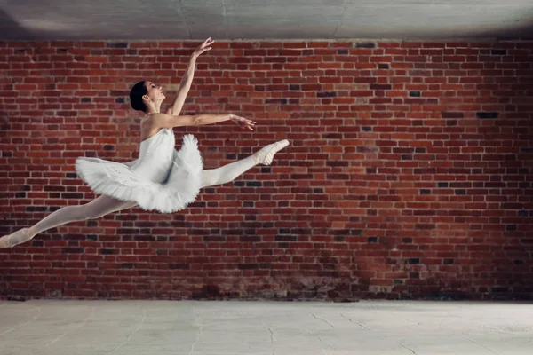 Danseuse de ballet gracieuse effectuant un saut — Photo