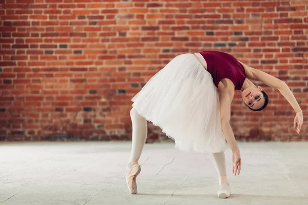 Jovem bailarina de balé executando a curva — Fotografia de Stock