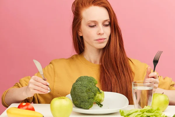 若いです女の子上の健康食品食事でブロッコリーと野菜 — ストック写真