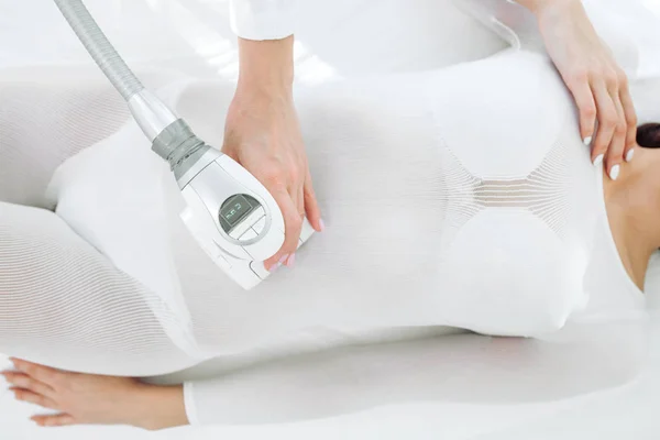 Specjalistą piękno robi Lpg, aparaty do masażu na brzuch kobiety z bliska — Zdjęcie stockowe