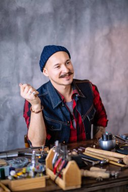 neşeli adam mücevher öğeler tasarlama