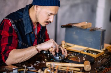 çalışkan adam insanlar için dekoratif öğeler yapma