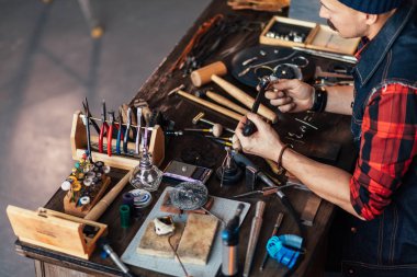 genç adam altın iade etme