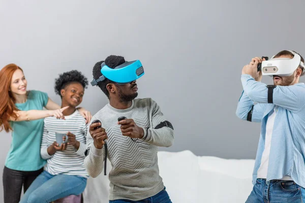 Estudiantes internacionales disfrutando juntos con gafas de realidad virtual —  Fotos de Stock