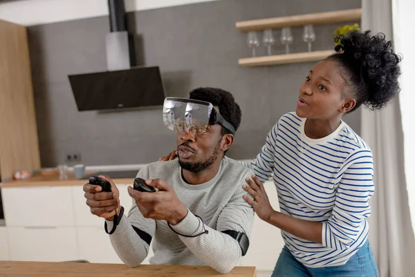 Afrikaanse paar spelen videospelletjes VR bril thuis — Stockfoto