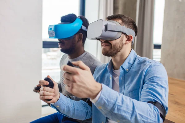 Gemengd ras paar van mannelijke vrienden ontwikkelen project met behulp van virtual reality bril — Stockfoto