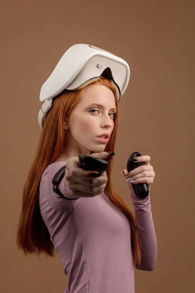 Mujer pelirroja joven feliz usando un auricular de realidad virtual — Foto de Stock