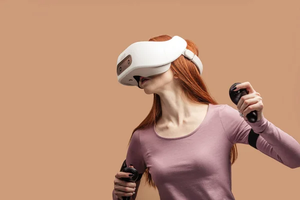 Felice giovane donna dai capelli rossi utilizzando un auricolare realtà virtuale — Foto Stock