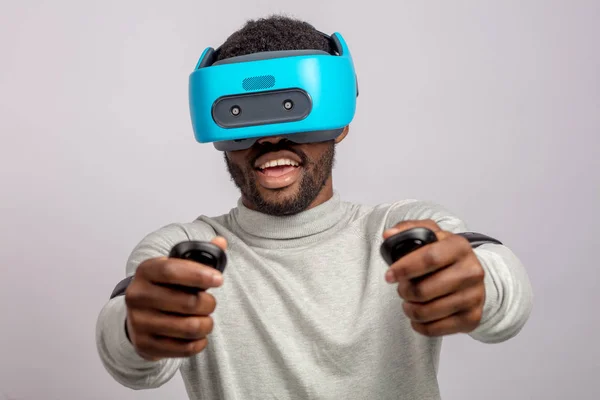 Jonge Afrikaanse man dragen VR bril geïsoleerd op witte achtergrond — Stockfoto