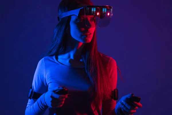 Donna che guarda con VR con luce rossa e blu — Foto Stock