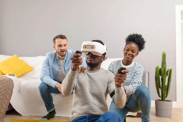 Grupo multirracial de amigos se divertindo tentando em 3D óculos de realidade virtual . — Fotografia de Stock