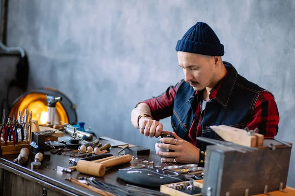 Engraving technique. talented man performing jewelry work — Stock Photo, Image