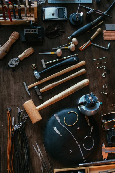 Foto van het bovenaanzicht. voor een juwelier artiesten Bureau — Stockfoto