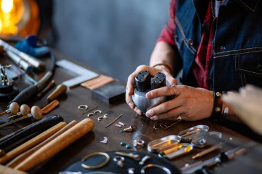 graving bir top ile işyerinde çalışan genç adam