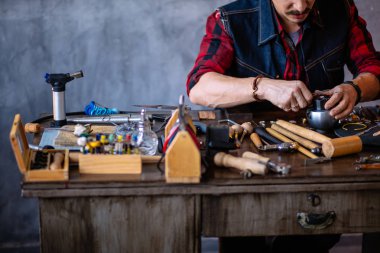 kırpılan fotoğrafı kapatın. genç adam mücevher altın metal ekleme