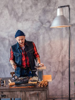 Harika hoş adam süslemeler fot istemci yapmak sahiptir