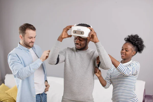 Amigos multiculturales ayudan a chico africano a manade con auriculares vr para la primera vez —  Fotos de Stock