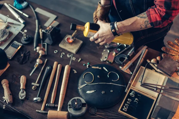 Man een sieraden maken workshop — Stockfoto