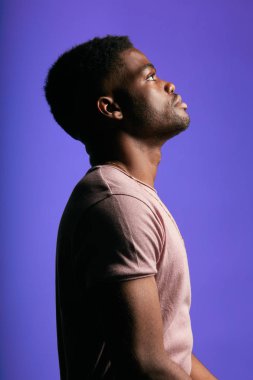 Kamera bakarak düşünceli ifade ile Ciddi siyah Afro Amerikan adam