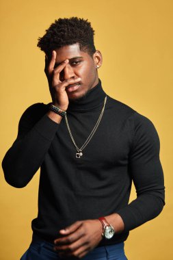 Depresif üzgün genç koyu tenli adam özel hayatı ile bazı sorunlar yaşıyor