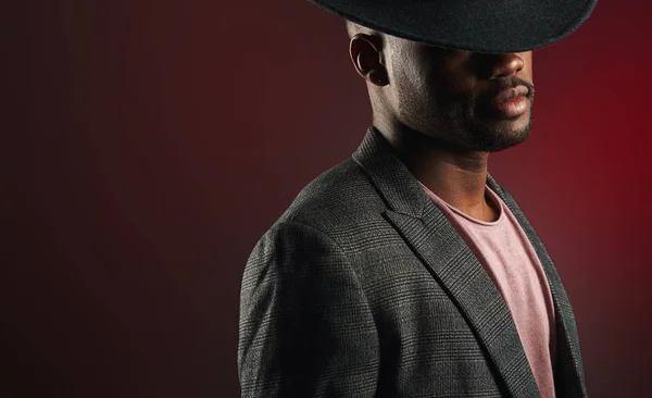 Nero musicista jazz uomo indossa abito alla moda e cappello grigio di profilo — Foto Stock