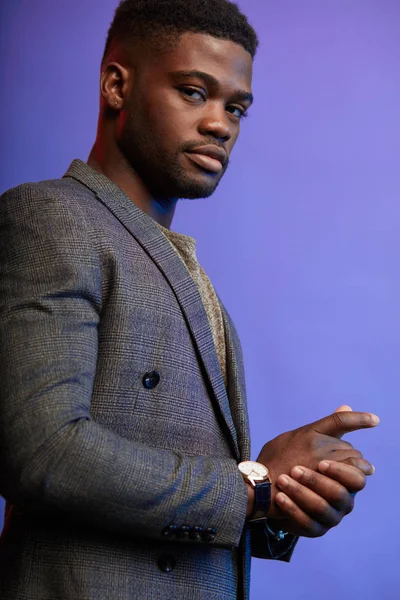 Ernster schwarzer afroamerikanischer Mann mit nachdenklichem Gesichtsausdruck, der in die Kamera schaut — Stockfoto