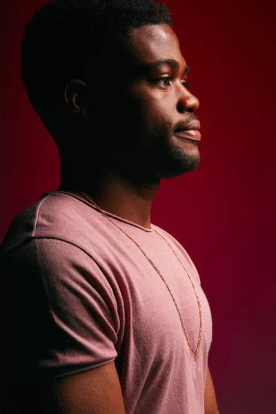 カメラを見て思慮深い表情を持つ深刻な黒いアフロアメリカ人の男 — ストック写真