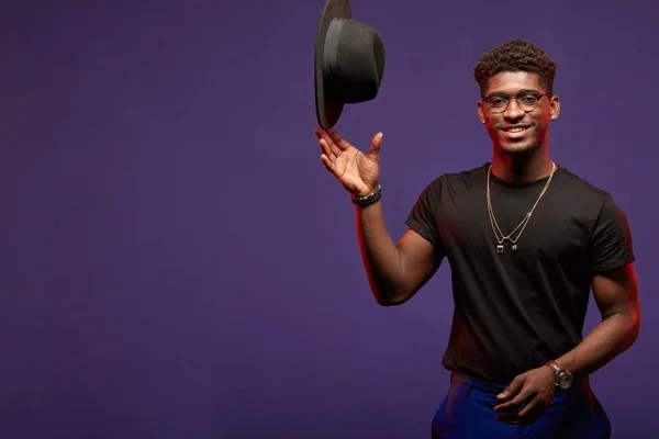 Africano masculino amigável dançarino wellcomes, colocando seu chapéu fora da cabeça — Fotografia de Stock