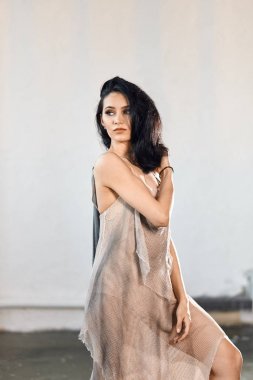 Mükemmel bir vücudu ve romantik balık ağı elbisesi olan balerin stüdyoda dans ediyor..