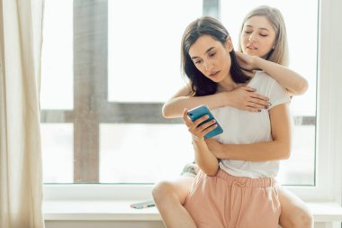 çekici koyu saçlı kadın net sörf