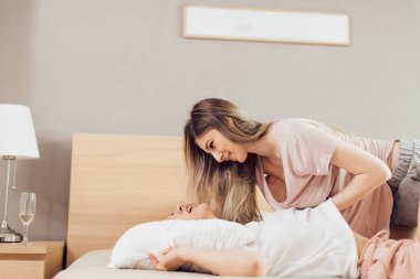 fobidden aşk, arzu, bilinçsiz davranış.