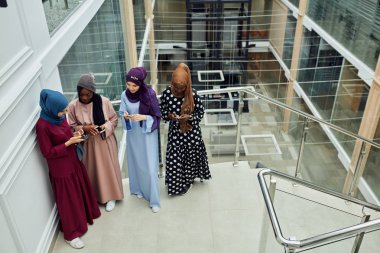 Birkaç genç iş kadını partneriyle akıllı telefon bağlantısı kuruyor.