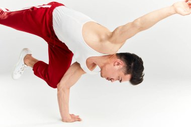 Hip hop Koreli erkek break dansçı beyaz arka planda dans ediyor